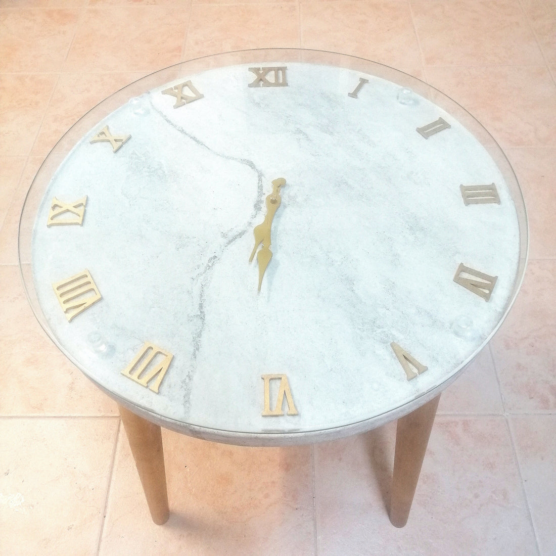 Tavolino con orologio