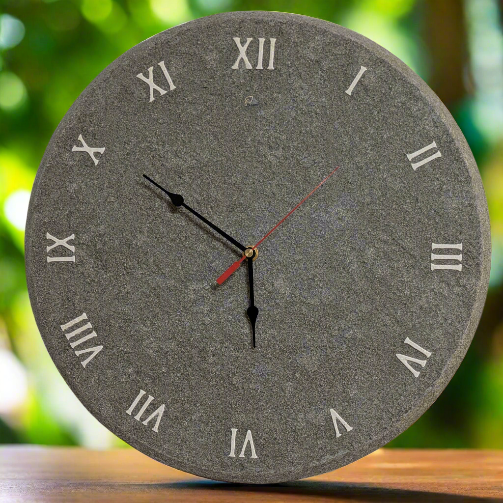 Orologio da parete "Sasso Grigio" - Numeri Romani - Un pezzo unico per il tuo arredamento