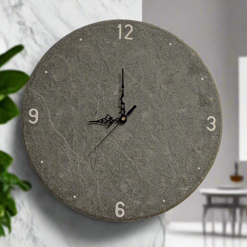 Orologio da parete "Sasso Grigio" - Numeri Arabi - Un pezzo unico per il tuo arredamento