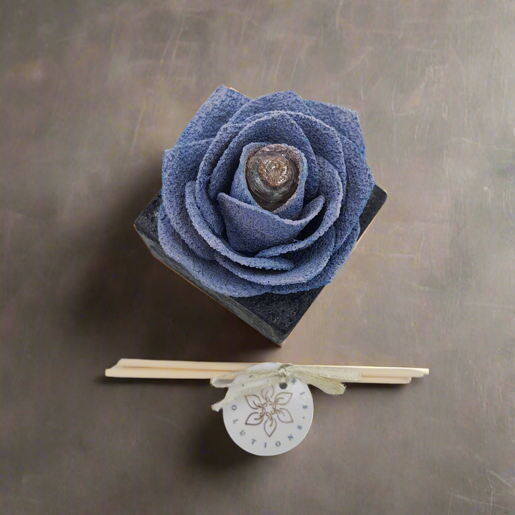 Linea "Petali di Sughero": Diffusori Eleganti - Modello Rosa Ricercata - Colore azzurro - Fabris Solutions