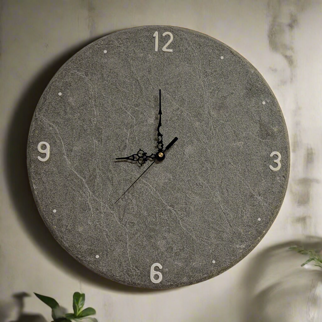 Orologio da parete "Sasso Grigio" - Numeri Arabi - Un pezzo unico per il tuo arredamento