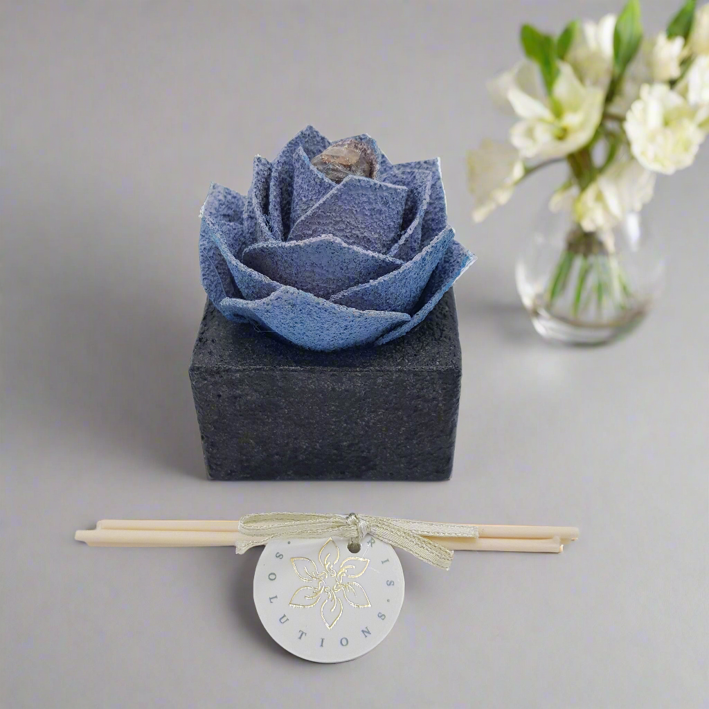 Linea "Petali di Sughero": Diffusori Eleganti - Modello Rosa Ricercata - Colore azzurro - Fabris Solutions