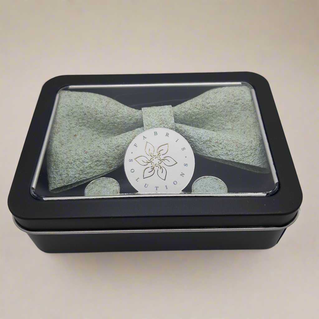 Set Papillon e Gemelli in Sughero Sage Whisper con Scatola di Latta – Elegante Accessorio Uomo - Fabris Solutions