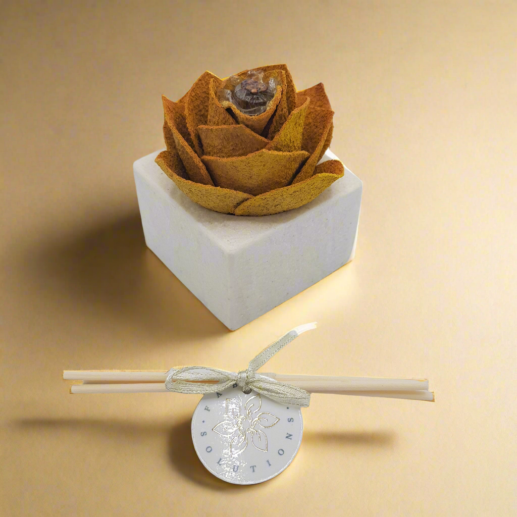 Linea "Petali di Sughero": Diffusori Eleganti - Modello Rosa Raffinata - Colore arancio - Fabris Solutions