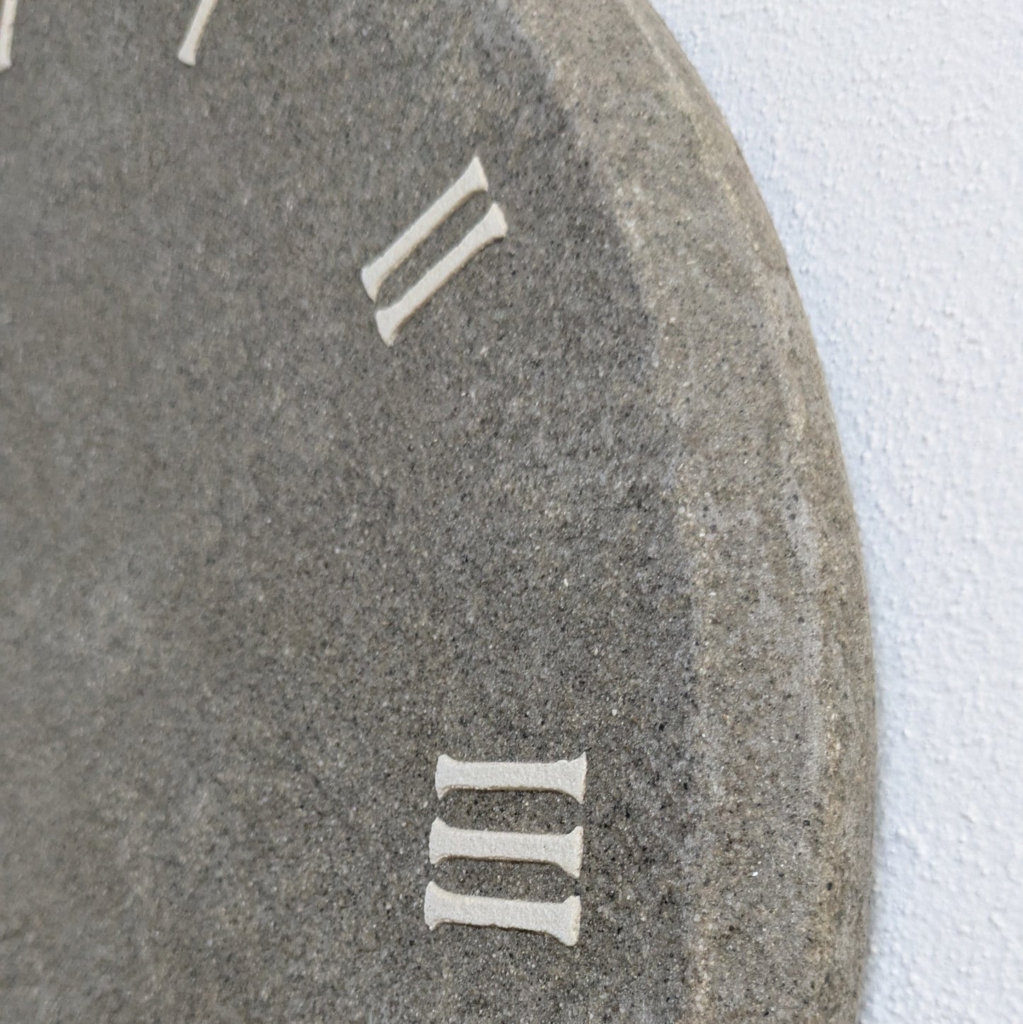 Orologio da parete "Sasso Grigio" - Numeri Romani - Un pezzo unico per il tuo arredamento