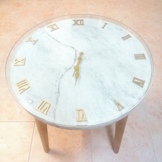 Tavolino con orologio
