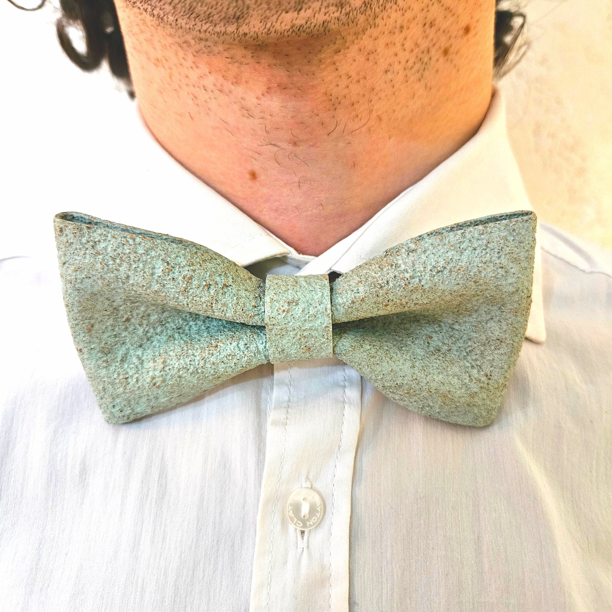 Set Papillon e Gemelli in Sughero Sage Whisper con Scatola di Latta – Elegante Accessorio Uomo - Fabris Solutions 