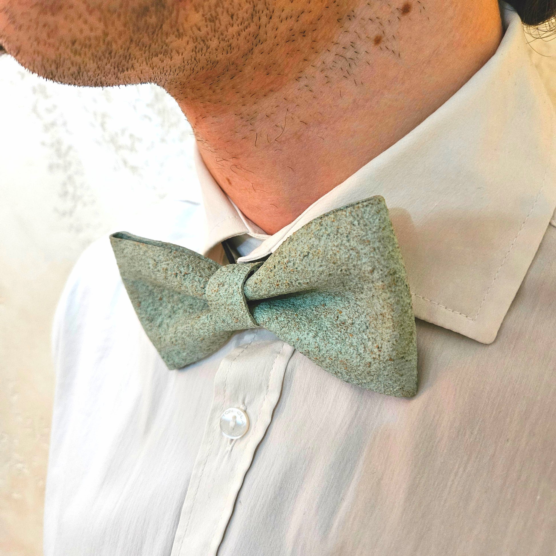 Set Papillon e Gemelli in Sughero Sage Whisper con Scatola di Latta – Elegante Accessorio Uomo - Fabris Solutions 