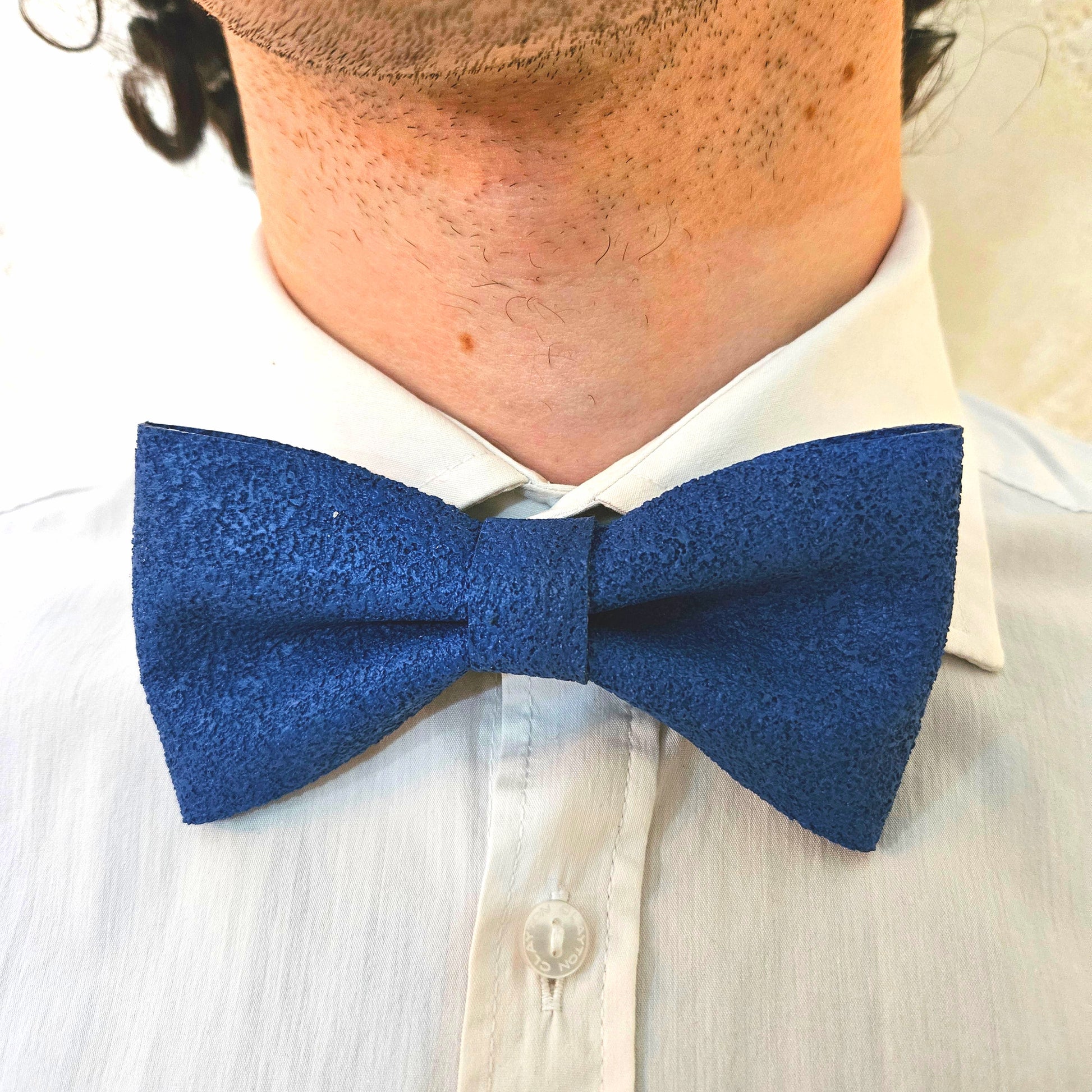 Set Papillon e Gemelli in Sughero Cobalt Dream con Scatola di Latta – Elegante Accessorio Uomo - Fabris Solutions 