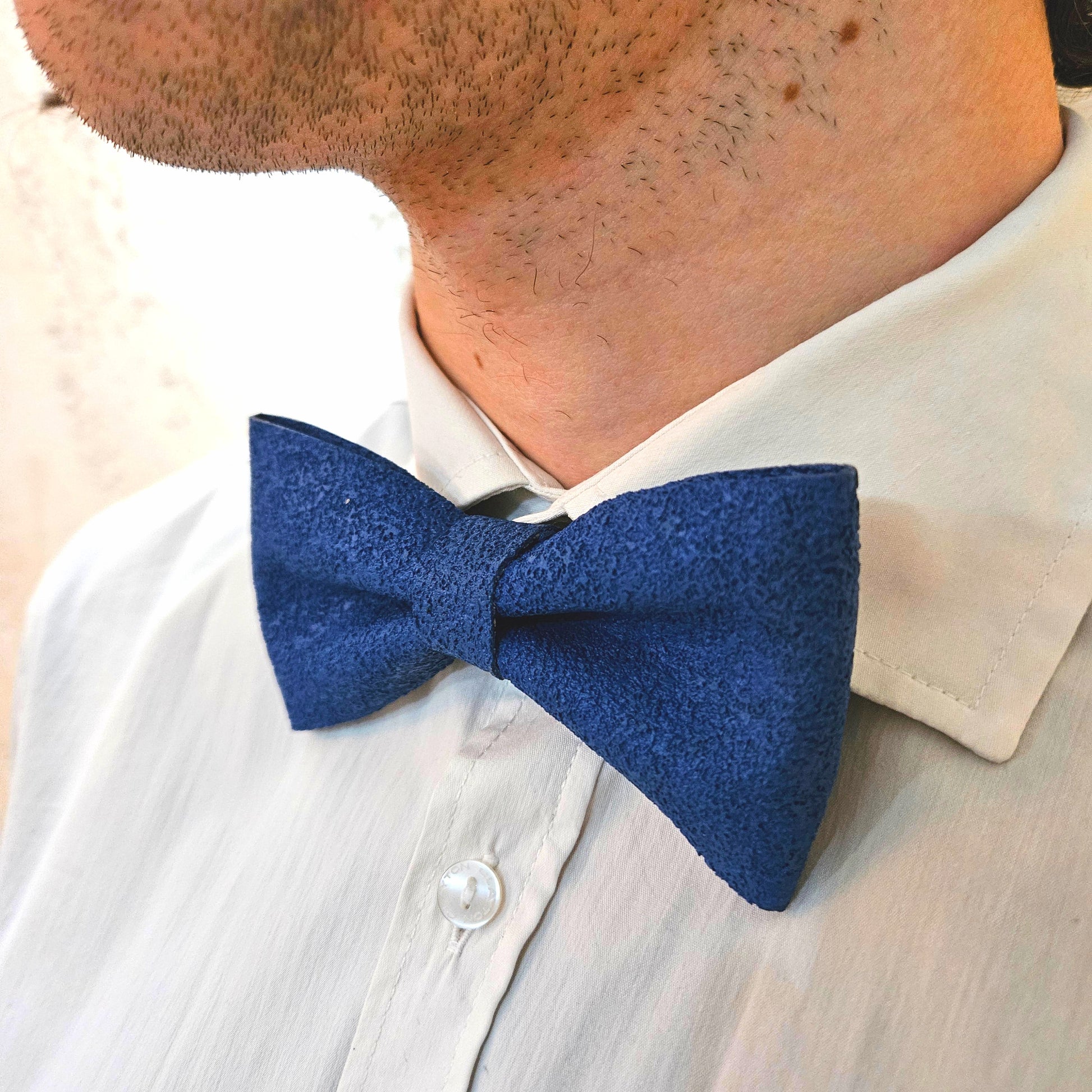 Set Papillon e Gemelli in Sughero Cobalt Dream con Scatola di Latta – Elegante Accessorio Uomo - Fabris Solutions 