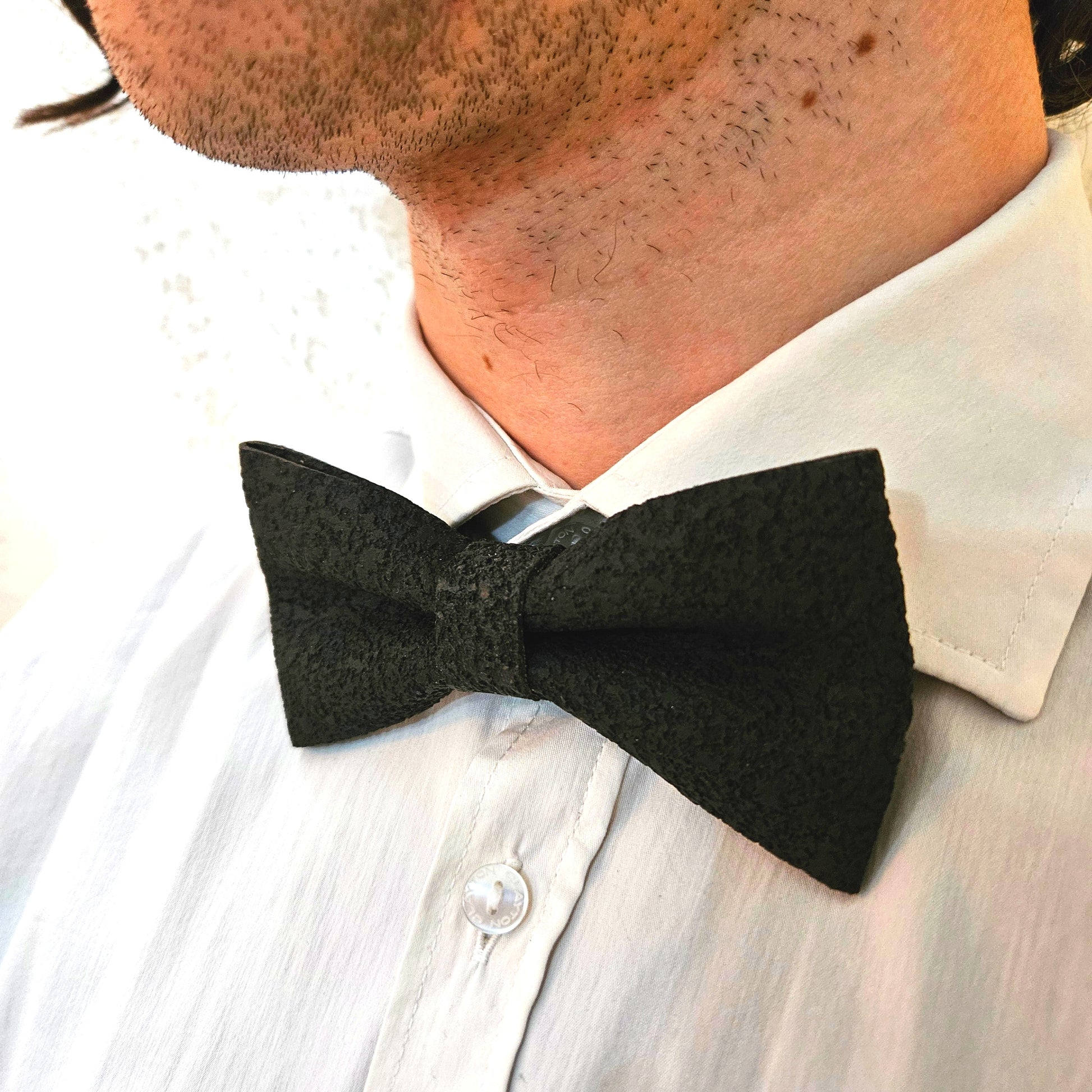 Set Papillon e Gemelli in Sughero Black Velvet con Scatola di Latta – Elegante Accessorio Uomo - Fabris Solutions 
