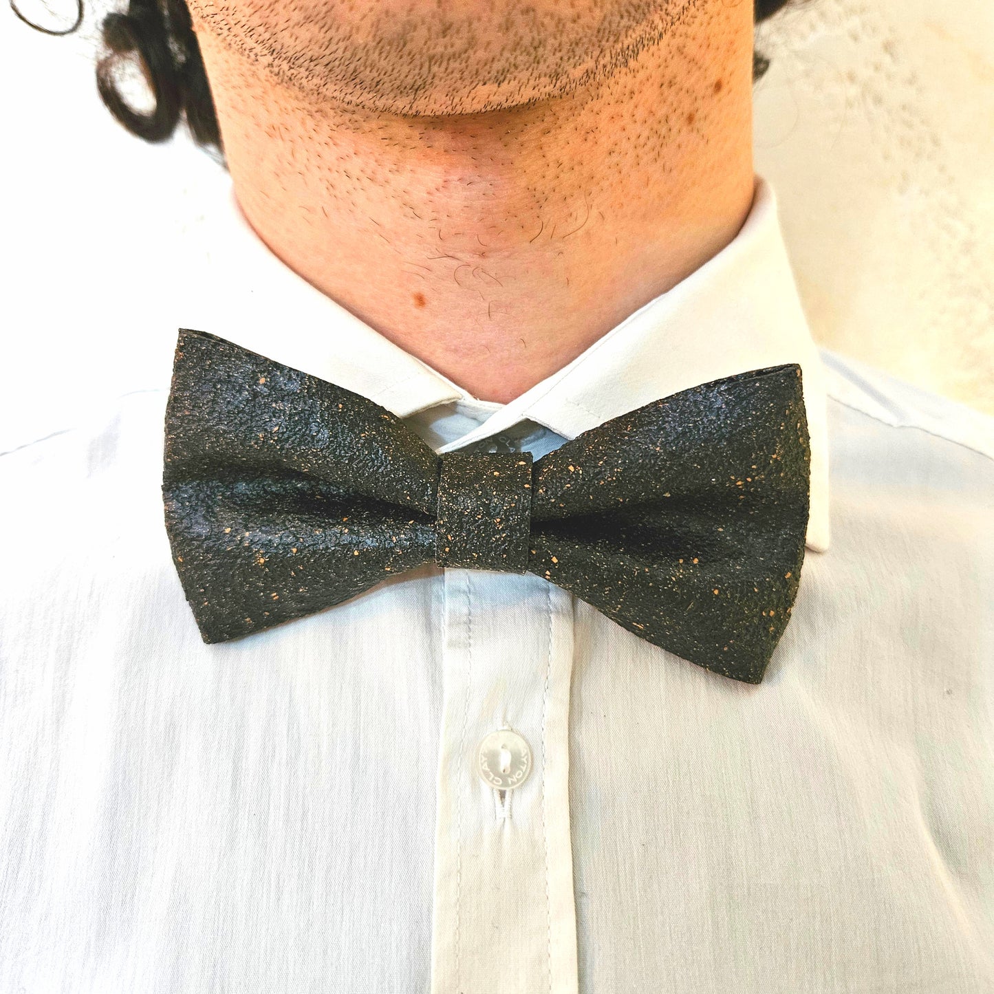 Set Papillon e Gemelli in Sughero Slate Charm con Scatola di Latta – Elegante Accessorio Uomo - Fabris Solutions 