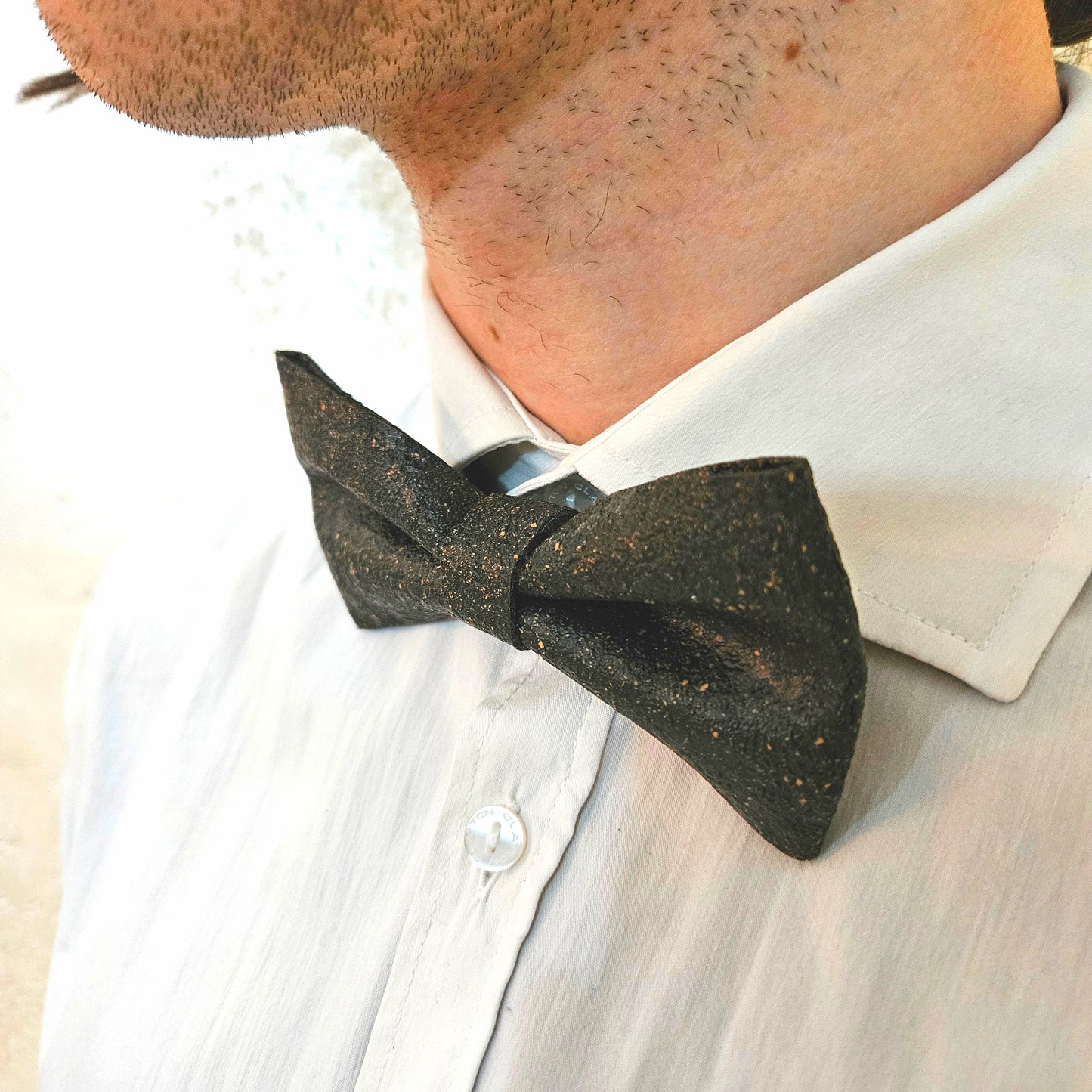 Set Papillon e Gemelli in Sughero Slate Charm con Scatola di Latta – Elegante Accessorio Uomo - Fabris Solutions 