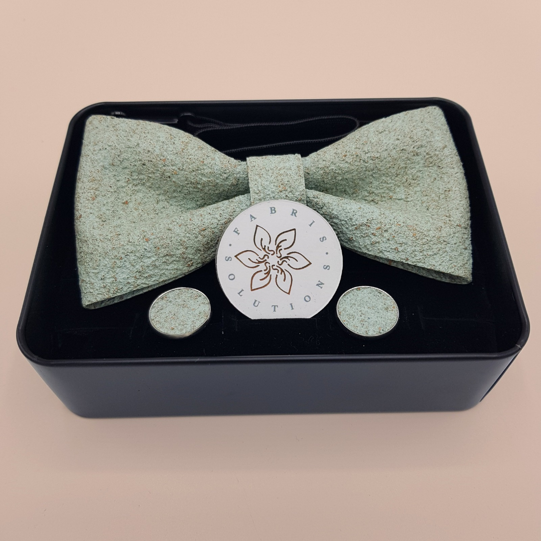 Set Papillon e Gemelli in Sughero Sage Whisper con Scatola di Latta – Elegante Accessorio Uomo - Fabris Solutions 