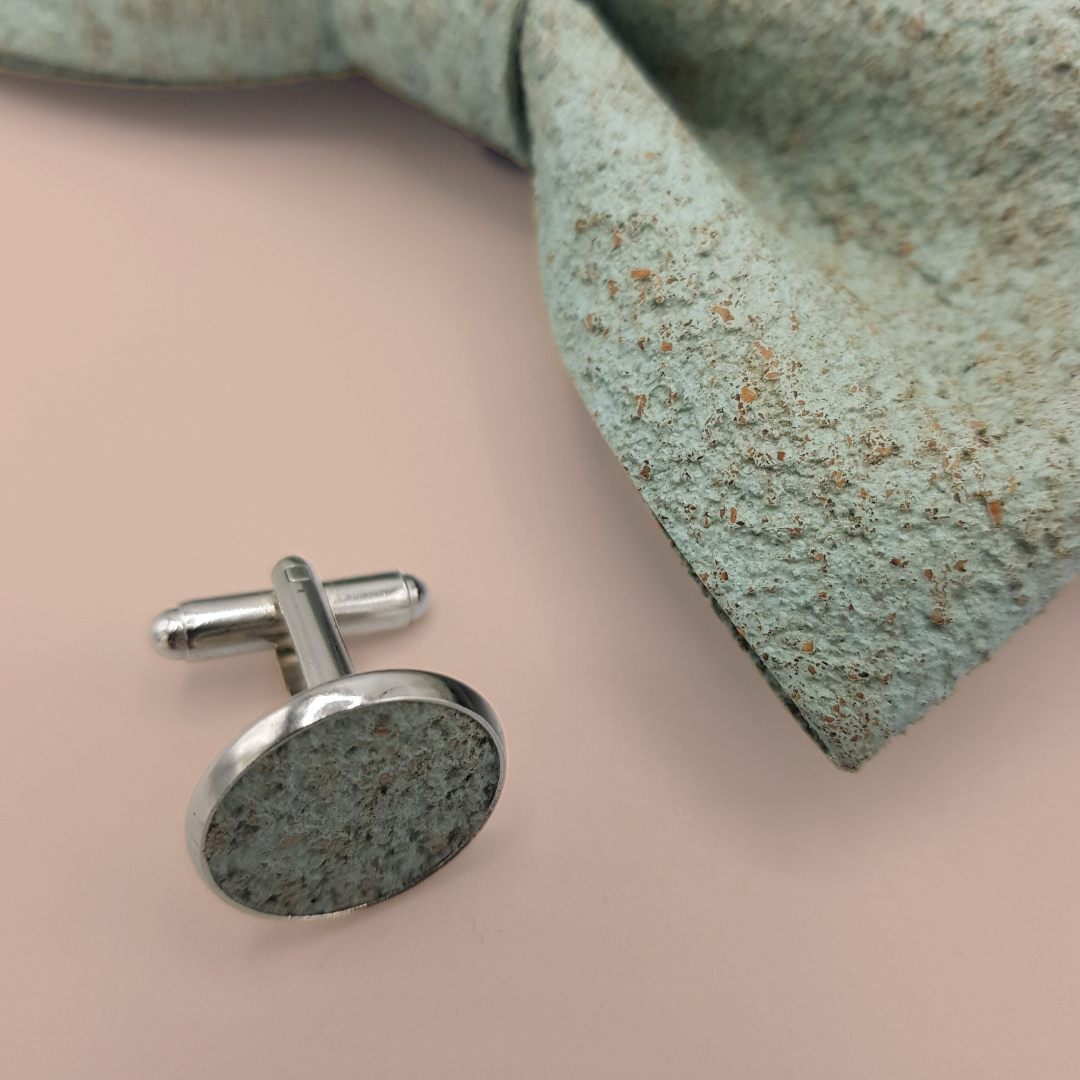 Set Papillon e Gemelli in Sughero Sage Whisper con Scatola di Latta – Elegante Accessorio Uomo - Fabris Solutions 