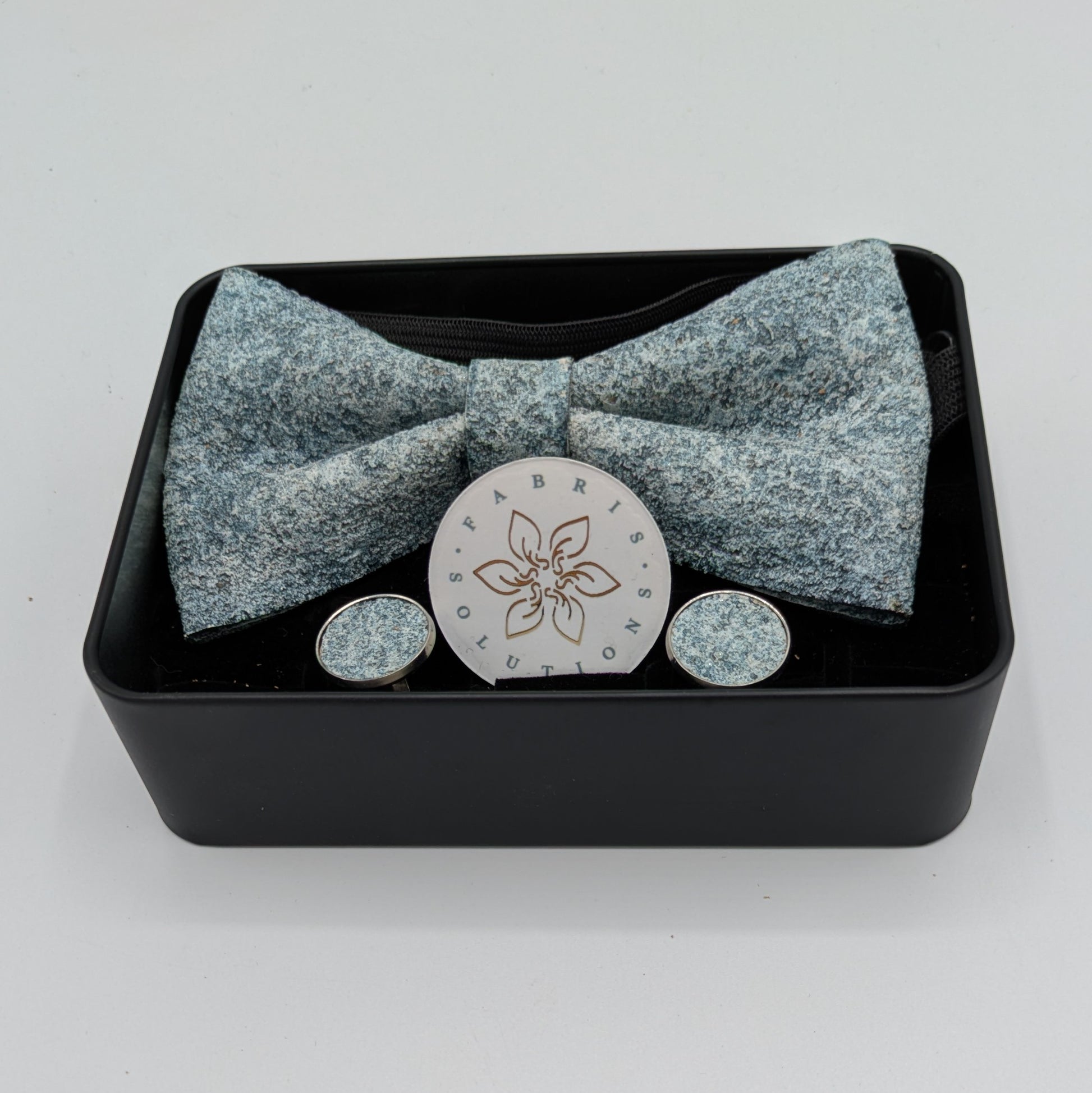 Set Papillon e Gemelli in Sughero Frosted Sky con Scatola di Latta – Elegante Accessorio Uomo - Fabris Solutions 