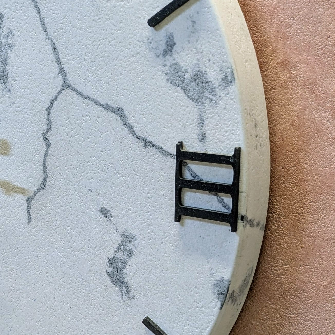 Orologio da parete "Marmo Antico" - Numeri Romani - Un pezzo unico per il tuo arredamento - Fabris Solutions 