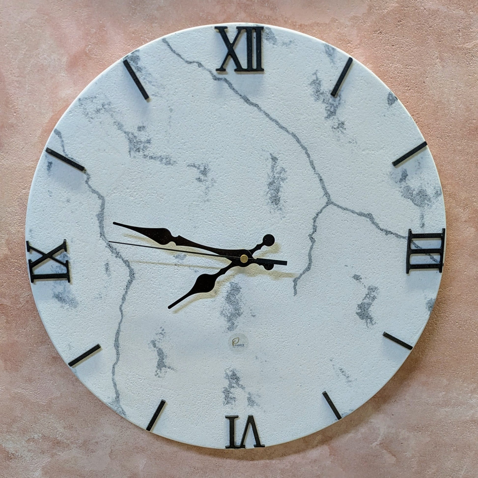 Orologio da parete "Marmo Antico" - Numeri Romani - Un pezzo unico per il tuo arredamento - Fabris Solutions 