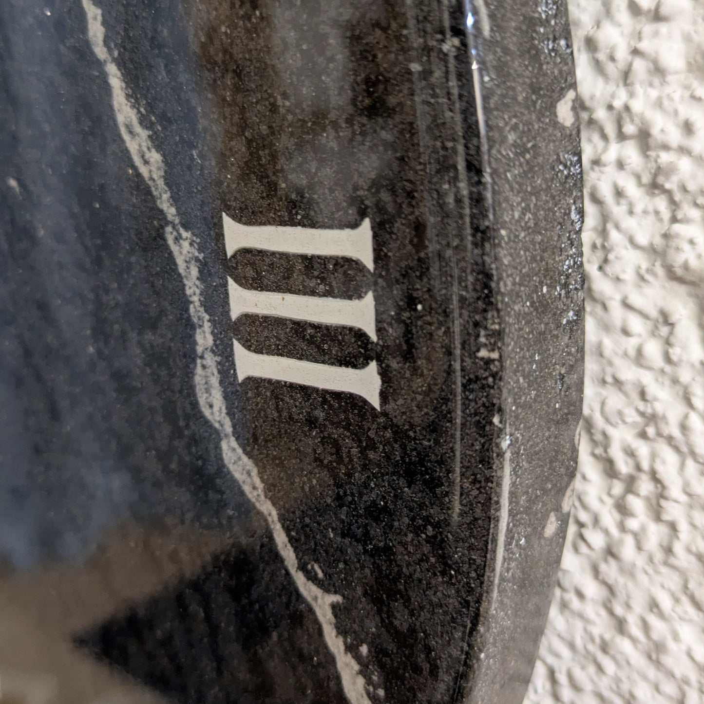 Orologio da parete "Marmo Lucido" - Numeri Romani - Un pezzo unico - Fabris Solutions 