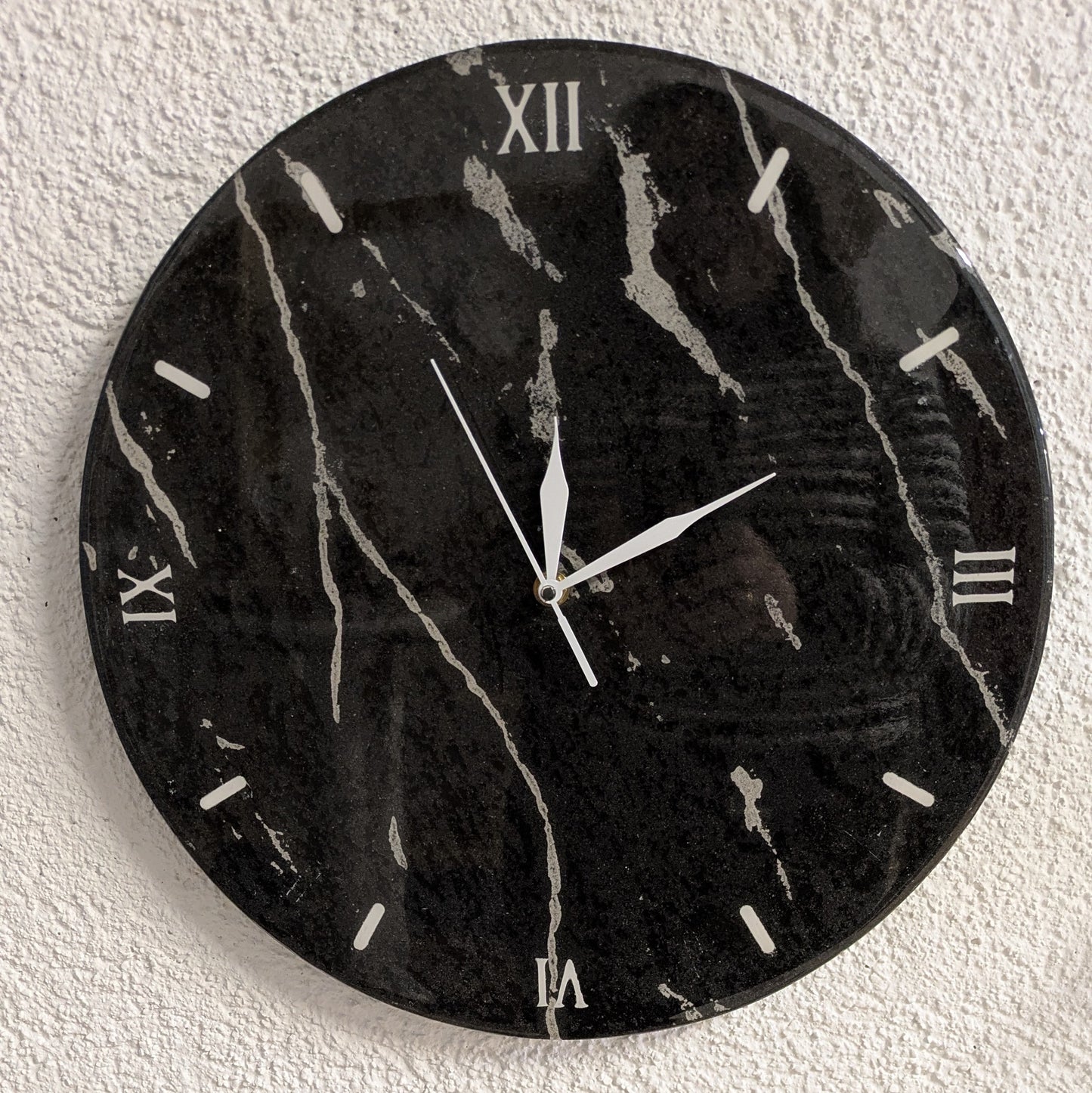 Orologio da parete "Marmo Lucido" - Numeri Romani - Un pezzo unico - Fabris Solutions 