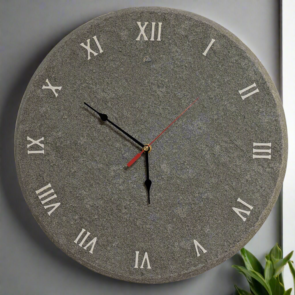 Orologio da parete "Sasso Grigio" - Numeri Romani - Un pezzo unico per il tuo arredamento - Fabris Solutions 