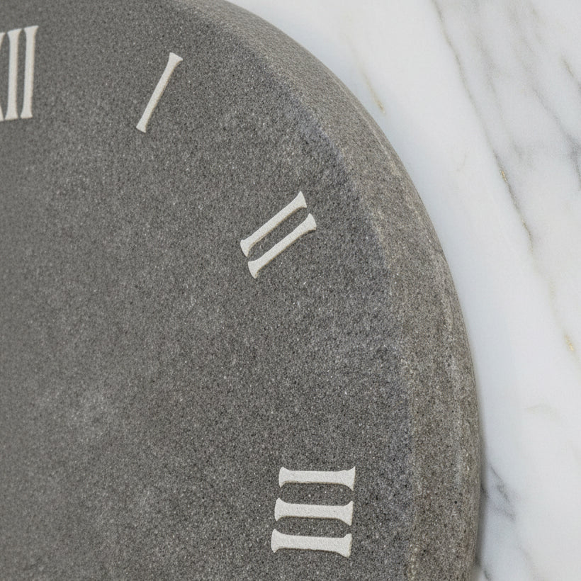 Orologio da parete "Sasso Grigio" - Numeri Romani - Un pezzo unico per il tuo arredamento - Fabris Solutions 
