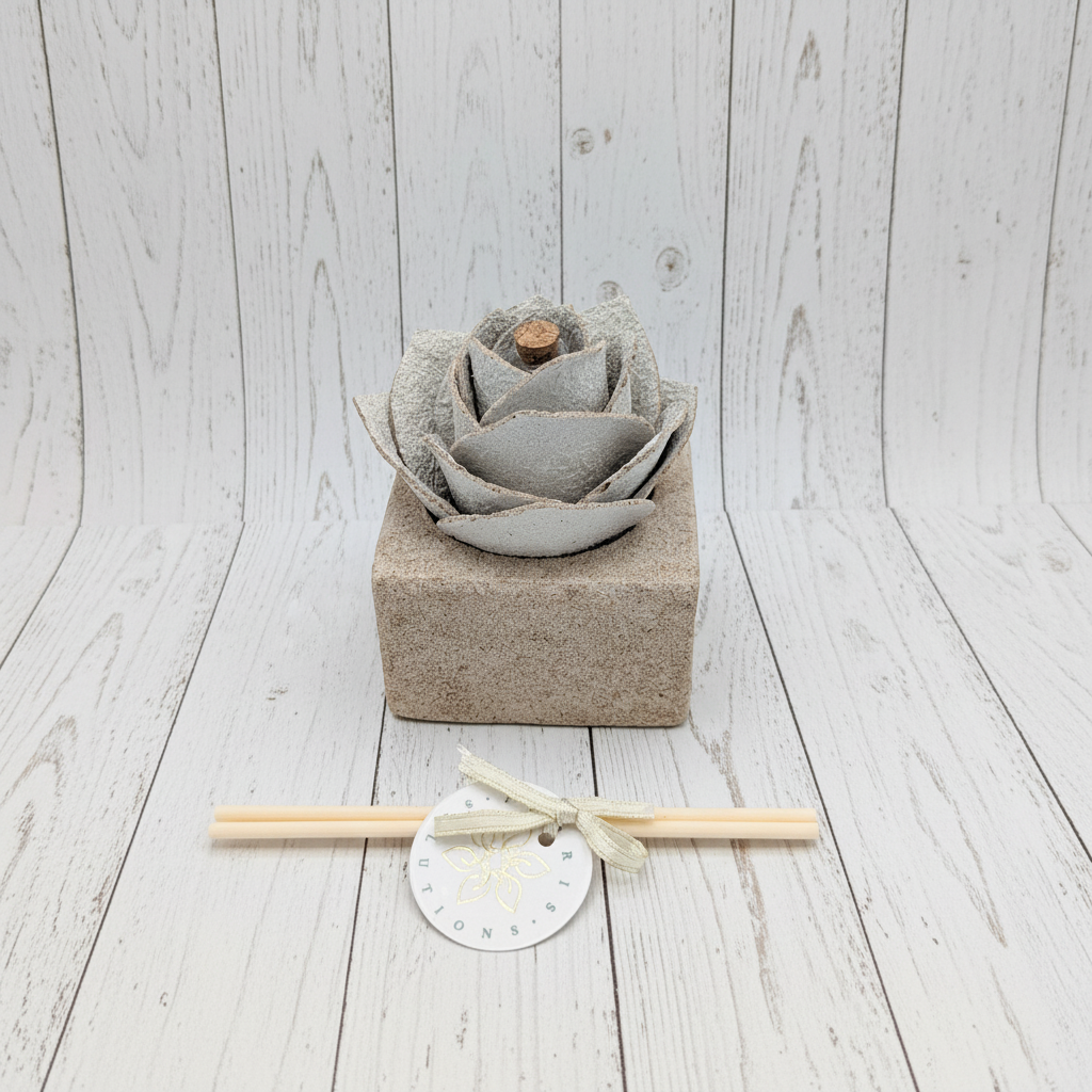 Linea Petali di Sughero: Diffusori Eleganti - Modello Rosa Moderna - Colore bianco - Fabris Solutions 