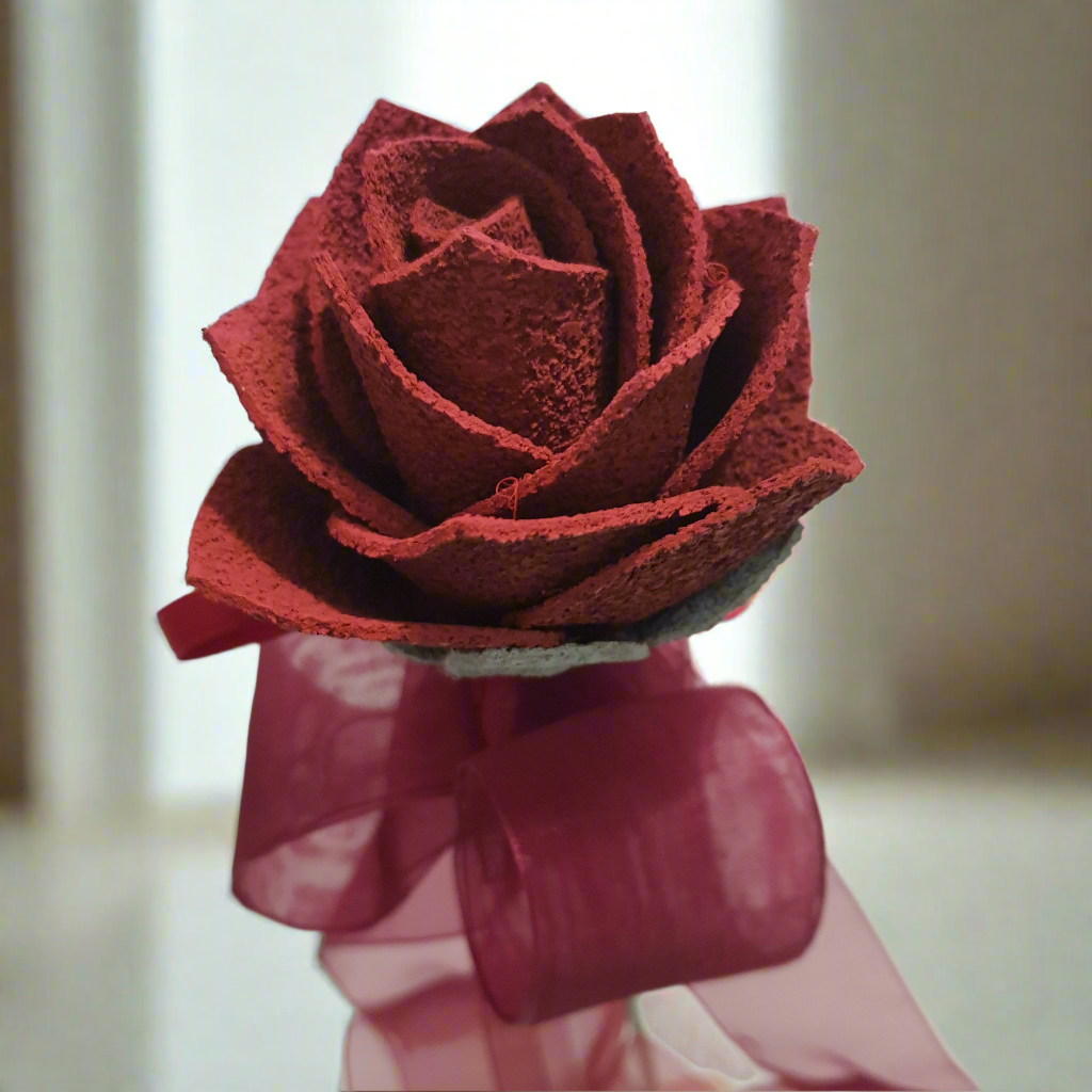 Rosa di Sughero con Stelo – Modello Rosa Divina Amaranto, Linea Petali di Sughero - Fabris Solutions 