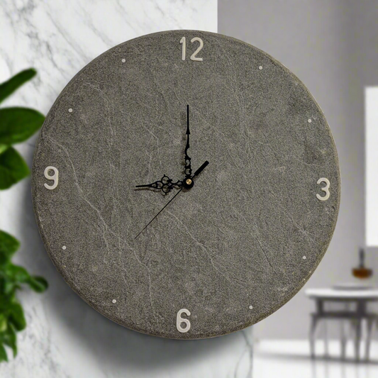 Orologio da parete "Sasso Grigio" - Numeri Arabi - Un pezzo unico per il tuo arredamento