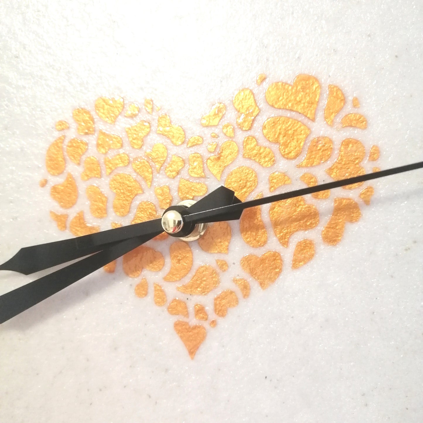 Orologio da parete "Crema con Cuore" - Un pezzo unico per il tuo arredamento - Fabris Solutions 
